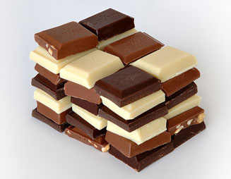 Image of a stack of white chocolate and dark chocolate squares.