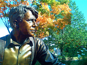 A photograph of a statue of the poet Robert Frost 