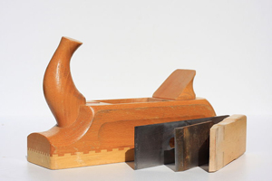 A photograph of a wood planning tool known as an Doppelhobel