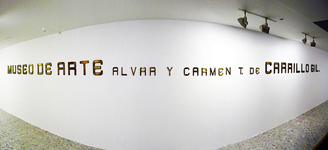 A photograph of the inside of a Museum where the sig is in Spanish. It reads, 'Museo de Arte Alvar Y Carmen T. de Carrillo Gil.'
