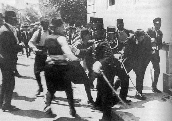 Image of the arrest of Garvilo Princip, the accused assassin. He is being surrounded by sword-wielding soldiers. 
