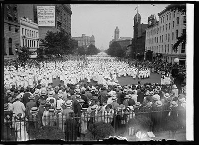 Image of the Hundreds of Ku Klux Klansmen in hoods walking in a parade towards the capitol in Washington, D.C.