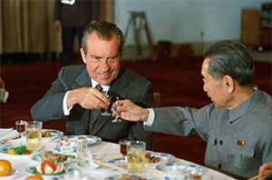 Image of Nixon toasting a drink with Chinese premier Zhou Enlai